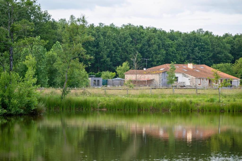 Вилла L'Evasion En Pierre Piscine Et Etang Prive Sevremoine Экстерьер фото